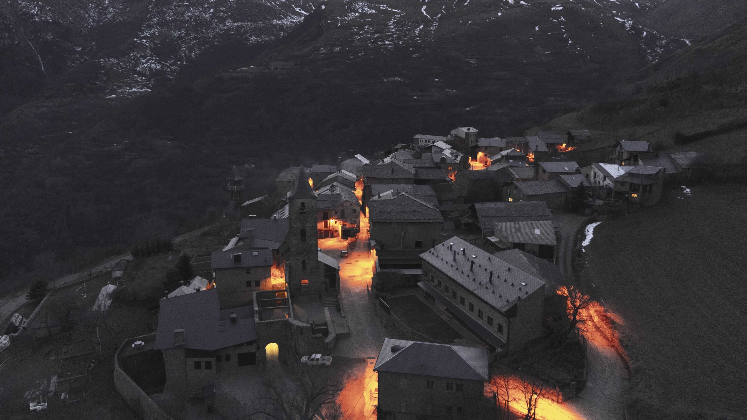 Dron de Altair Dronworks grabando en un pueblo de Lleida
