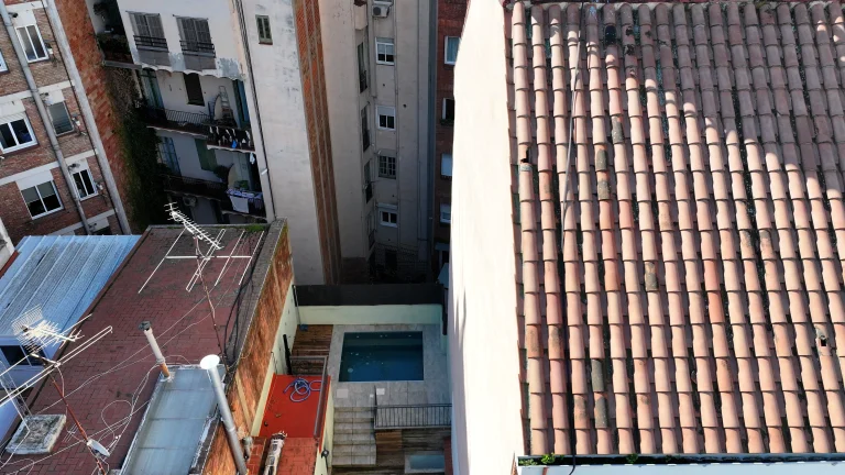 inspección de fachada con dron en edificio residencial en Barcelona