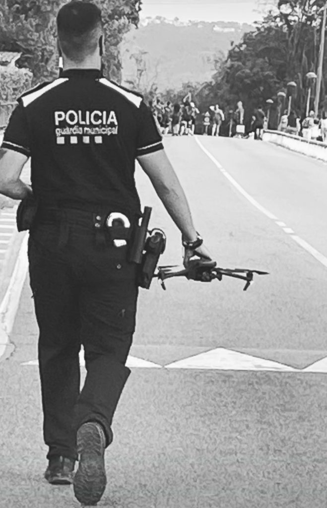 Agente de policía local operando un dron de seguridad en Cataluña